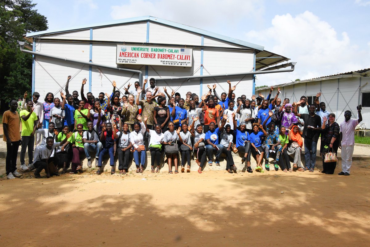 Les États-Unis sont fiers de soutenir le Bénin pour atténuer l'impact du changement climatique. Nous avons marqué le #EarthDay par une discussion avec le Titigweti English Club de l'@uacbenin. Par nos efforts communs, nous construisons une planète en bonne santé.