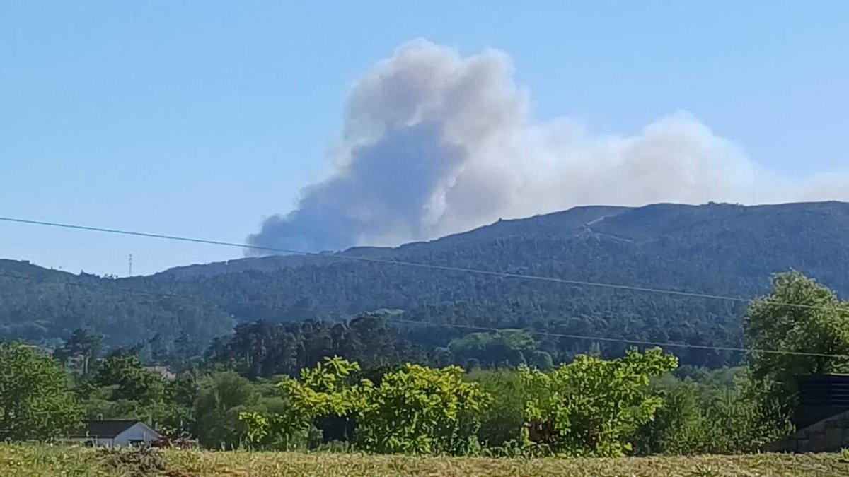 #ÚLTIMAHORA Un incendio en la parroquia de #Herbogo en el concello coruñés de #Rois afecta al tráfico de la carretera AC-301 Según datos de la @Xunta se han movilizado 2 agentes, 4 brigadas, 3 motobombas, 2 aviones y 3 helicópteros @incendios085