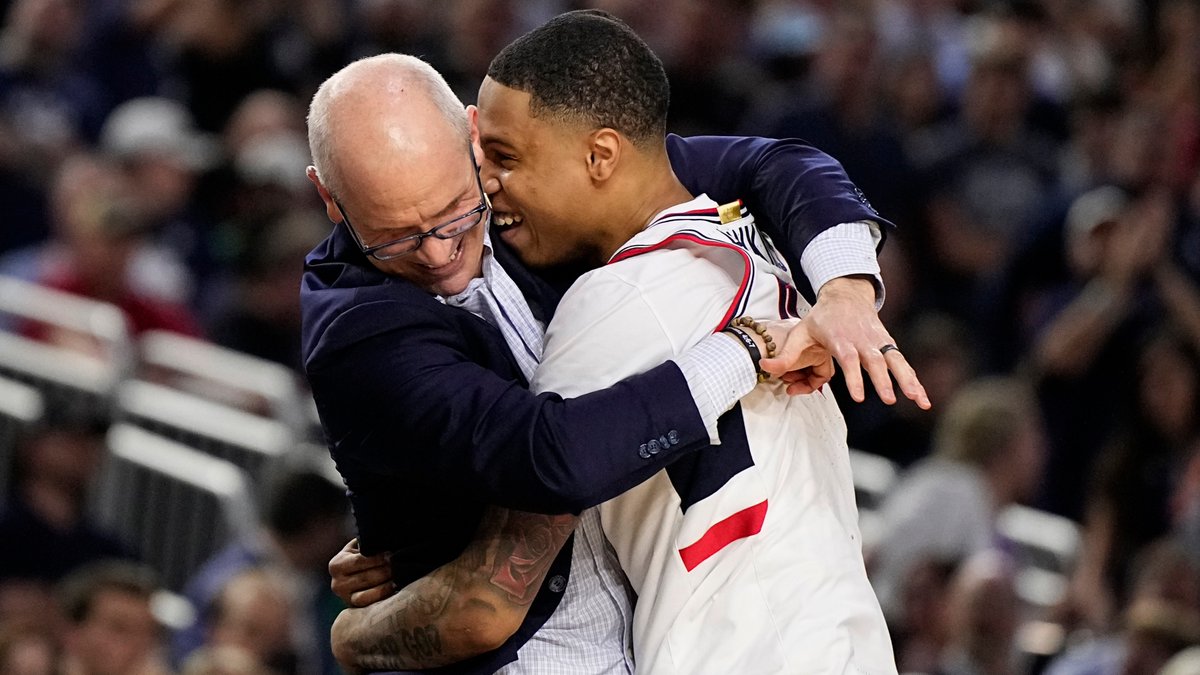 'When I'm scouting a player, I'm watching his parents in the stands. Are they yelling at the coach? They can yell at the ref, you know I'm all in on that 😂 I'm brutally honest. We can't have players or parents who infect our team with the Disease of Me.' - Danny Hurley