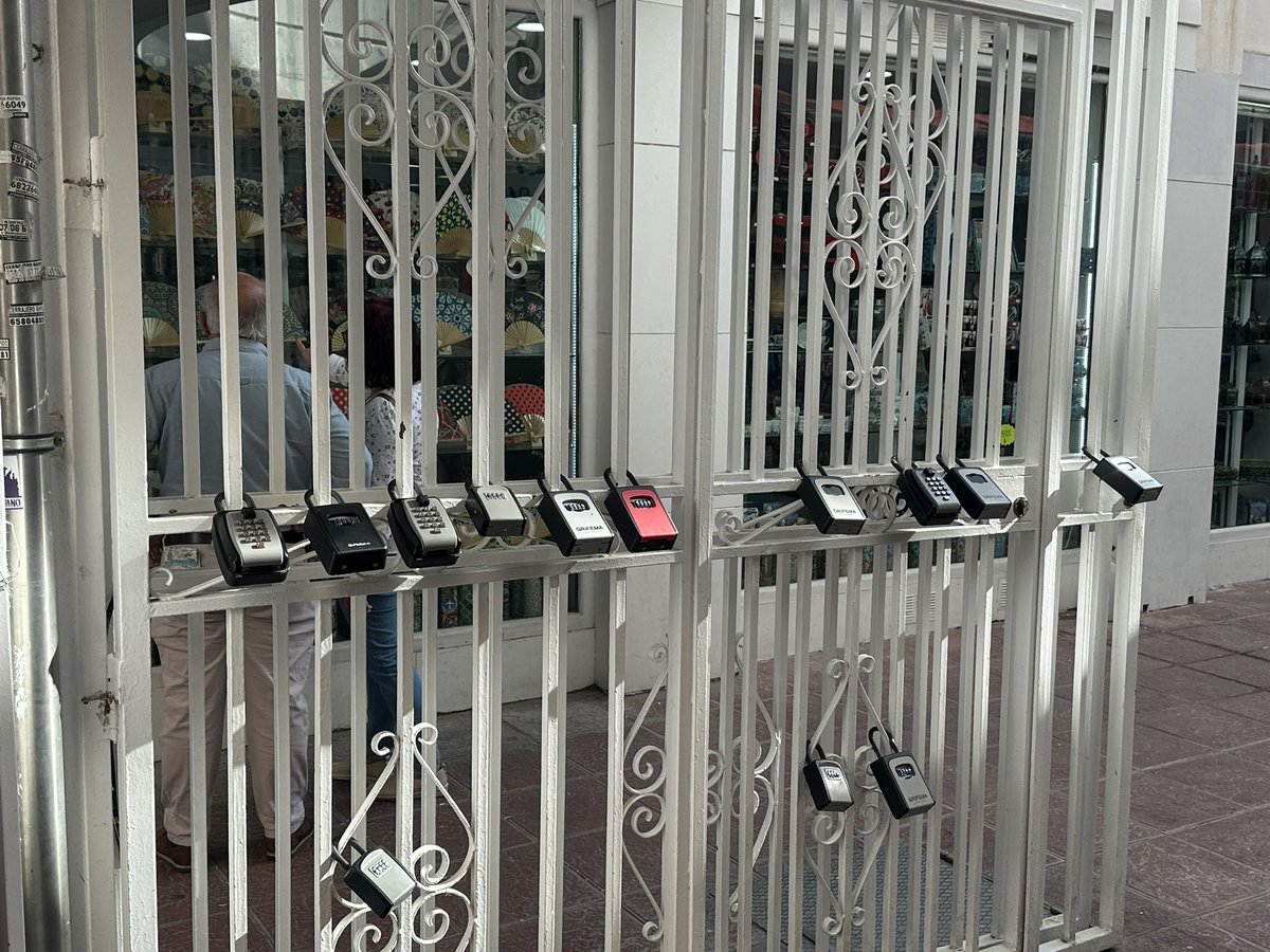 Calle Francos,Sevilla. 
Una pista, no son candados 🔐 del amor…❤️