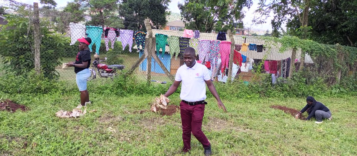 Pamoja peace and love foundation head of Environmental Stewardship I joined tree adoption ug, marafik to celebrate world Earth day.
I planted trees and I also did a clean up, removed all plastics
'Plant, protect, conserve'
#forourplanet @nemaug @EU_ENV @KagutaMuseveni @pamoja_u