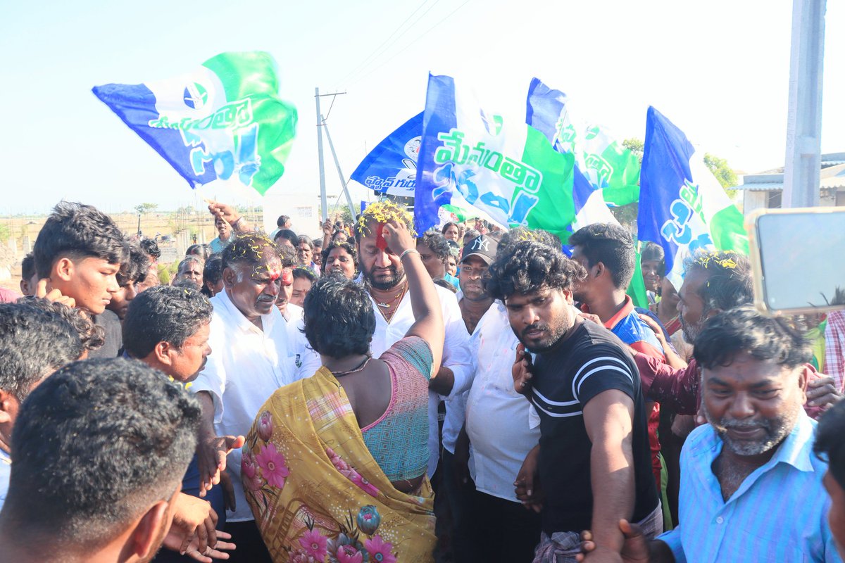 rafisk006's tweet photo. ఎన్నికల ప్రచారంలో భాగంగావిడవలూరు మండలం, పెద్దపాలెం పంచాయతీలోని వెంకటరెడ్డి పాలెం, పెద్దపాలెం శంభుని పాలెంలో శ్రేణులతో కలిసి వెళ్లి, ముఖ్యమంత్రి  వై.యస్.జగన్ గారి ప్రభుత్వంలో చేసిన సంక్షేమాభివృద్ధి వివరించి ఎమ్మెల్యే, ఎంపీ రెండు ఓట్లు ఫ్యాన్ గుర్తుకే వెయ్యాలన అభ్యర్థించడం జరిగింది https://t.co/4R4njIpsOU