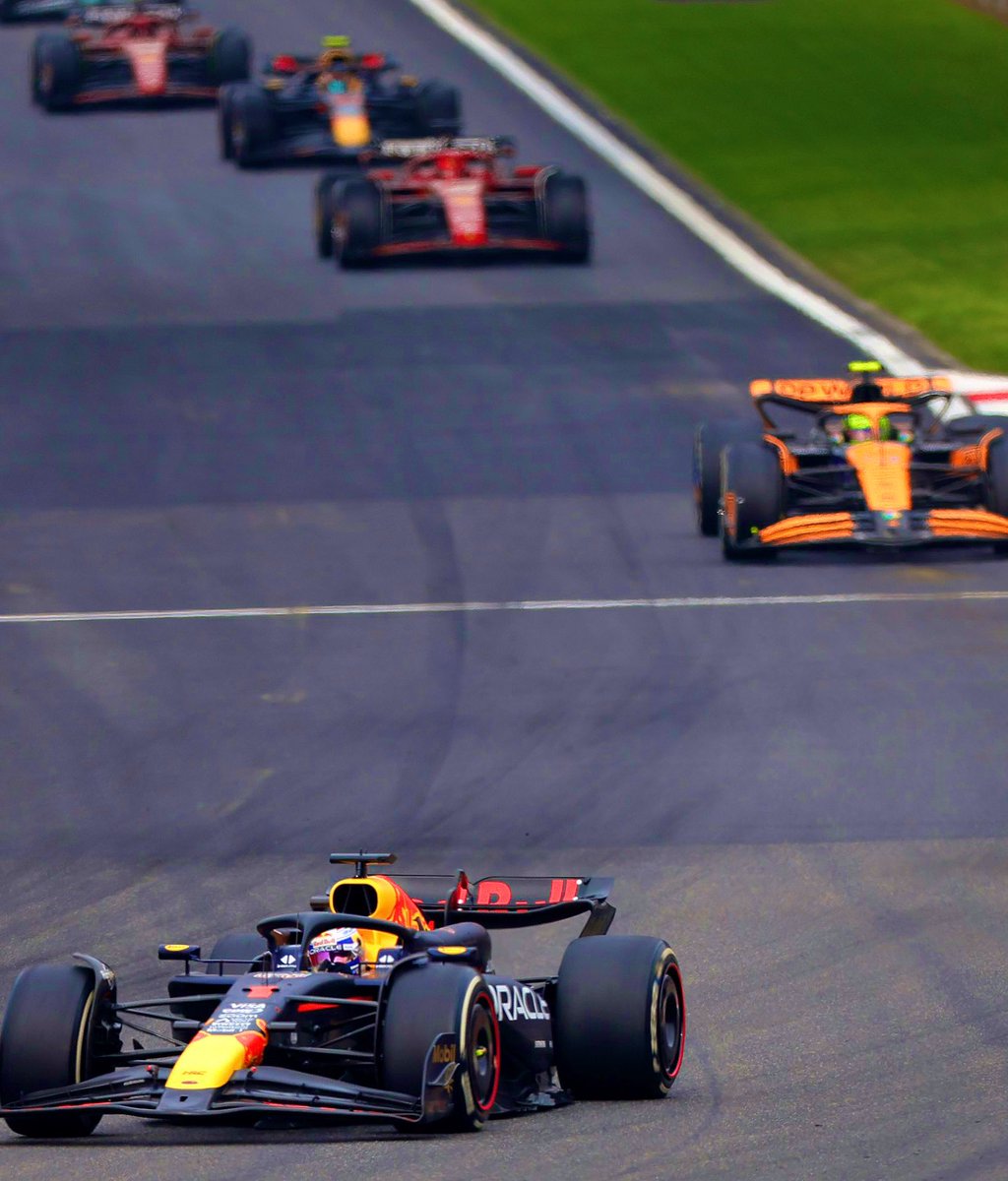 Average race pace after the safety car (Laps 32-56) 🇨🇳 Verstappen - 1:39.194 Lando - 1:39.712 (+0.518s) Perez - 1:39.880 (+0.686s) Leclerc - 1:40.079 (+0.885s) Sainz - 1:40.424 (+1.230s) Russell - 1:40.591 (+1.397s) Hamilton - 1:41.276 (+2.082s) Formula Max & then Formula 1.