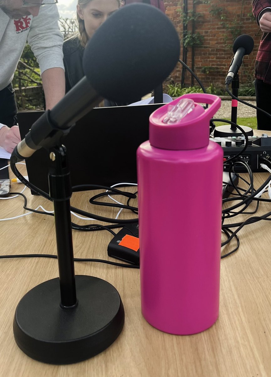 Outside broadcasting today for  #WorldEarthDay2024 @CCCUJournalism @CanterburyCCUni 🎙️🍃🌷☀️🗞️