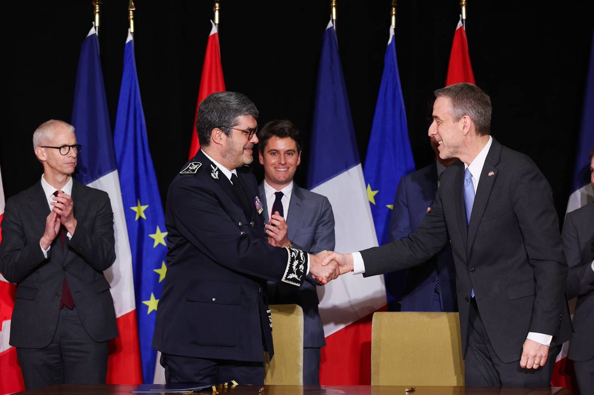 #JournéeDeLaTerre | Coopération 🇫🇷 & 🇨🇦 avec la signature : 

🤝renouvellement du partenariat pour le #climat et l’#environnement 
🖋️déclaration d’intention en matière de gestion des #FeuxDeForet 

Notre travail pour décarboner nos économies continu 🧶