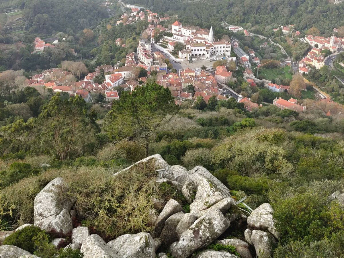 Quinta da Regaleira,Palace of Pena,Palácio #NacionaldeSintra,etc,View from #CastelodosMouros,#Portugal #worldheritage.
#ポルトガル の #世界遺産 #ムーアの城跡 から見た #シントラ の #レガレイラ宮殿 #ペーナ宮殿 #シントラ国立宮殿 等。
#palaceofpena
 #quintadaregaleira #sintra