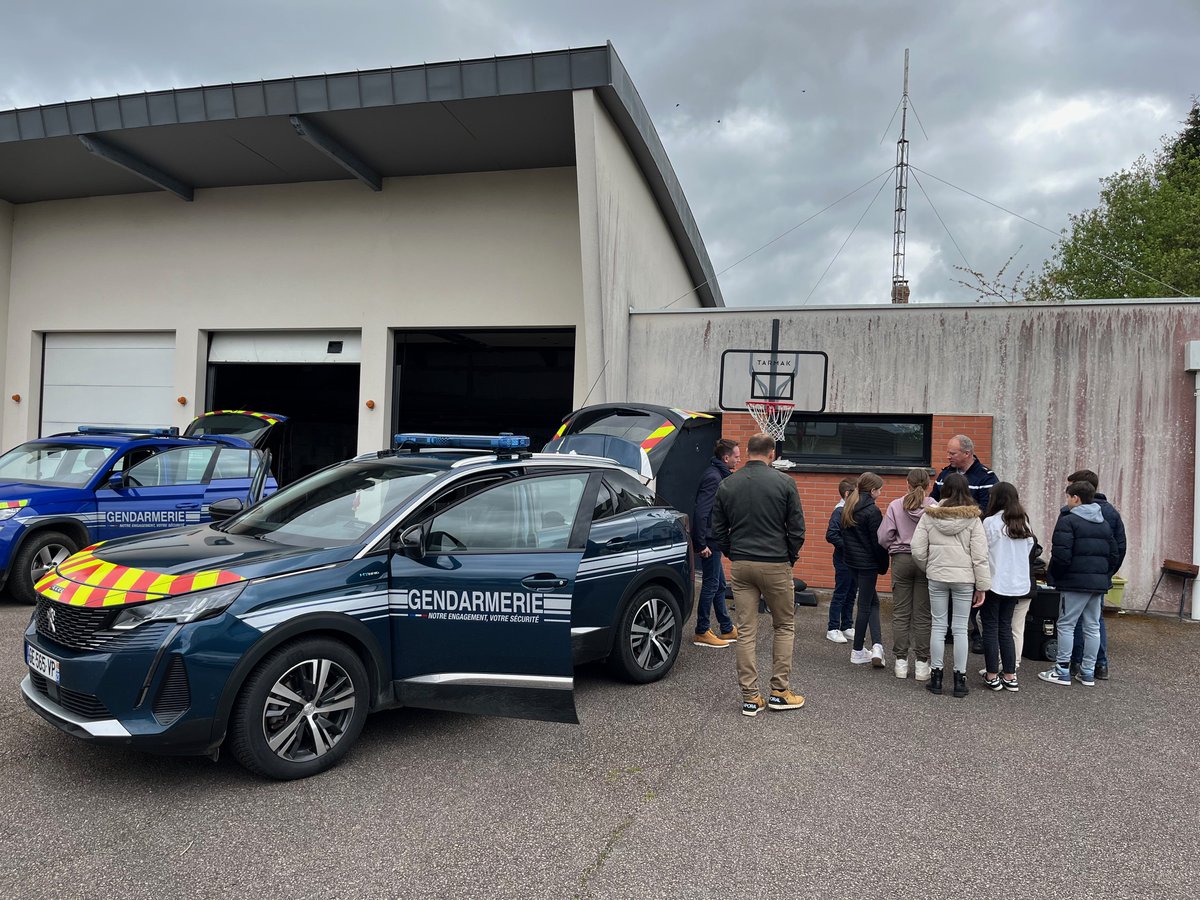 #ElusGendarmerie-20/04-de jeunes 'élus' en visite à la brigade de GRAND BOURGTHEROULDE. Les enfants du conseil municipal des jeunes de ST OUEN DU TILLEUL  ont découvert les locaux, matériels, 🚔 et missions des👮. Une 1ère rencontre pour ces jeunes engagés dans la vie municipale