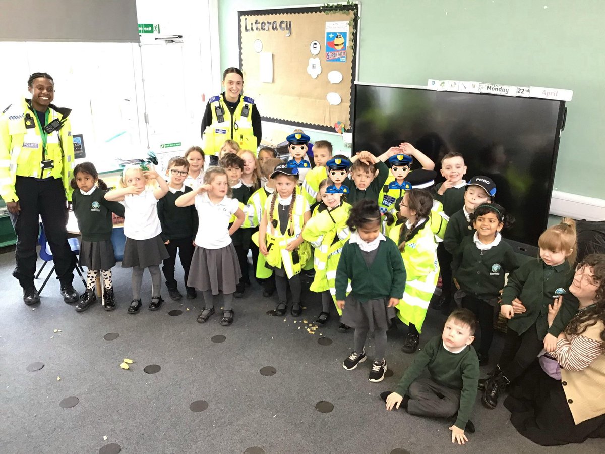 EYFS_BSA's tweet photo. This afternoon we had another visit from some real-life superheroes, our local PCSOs! The children really enjoyed trying on some uniform and trying out the radios! #aimhigh @BrackensdaleS https://t.co/DqaehyGbi3