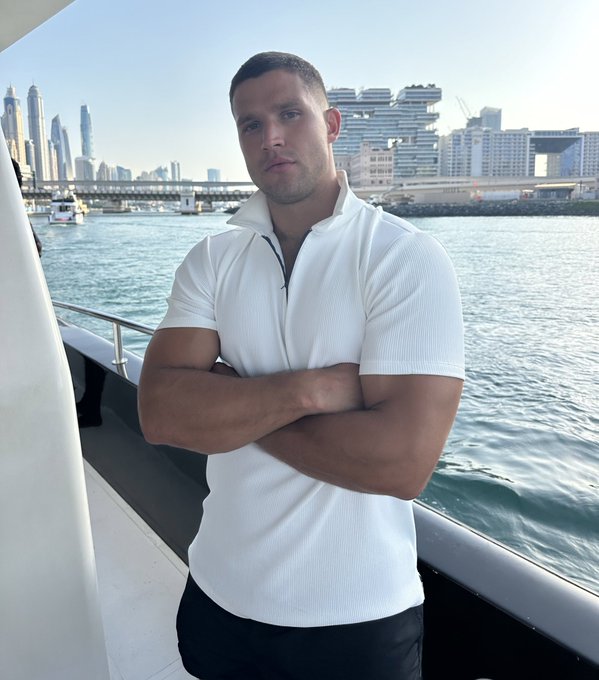 Rt if you want me to take off this T-shirt 😏 https://t.co/5RTrGlFM6r