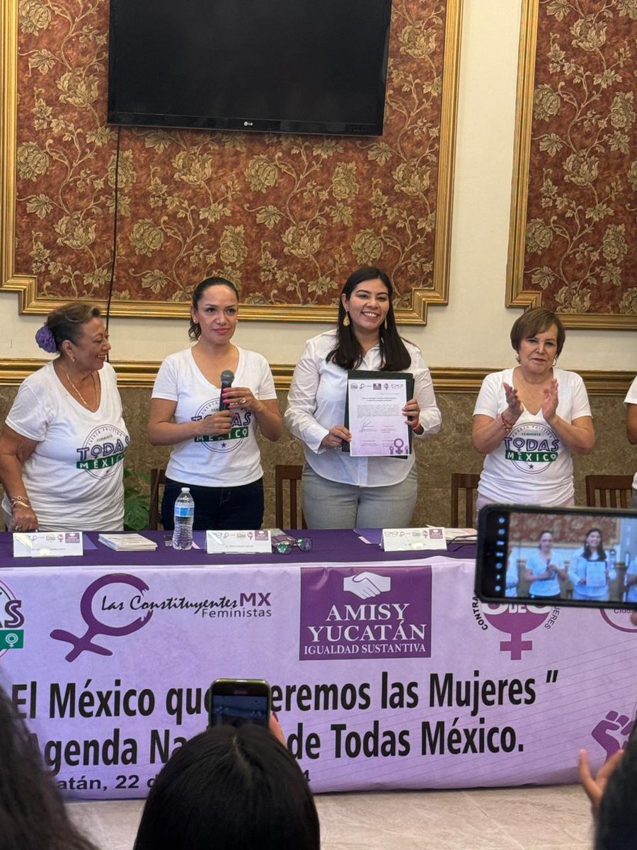 @TodasMx en #Yucatán en la entrega de nuestra #AgendaFeminista 'El #México que las Mujeres queremos'. Candidata @VidaGomezH firma compromiso por la construcción de una #Democracia digna para las niñas y Mujeres. #3de3VsViolencia #NingúnAgresorEnElPoder #observatoriaciudadana