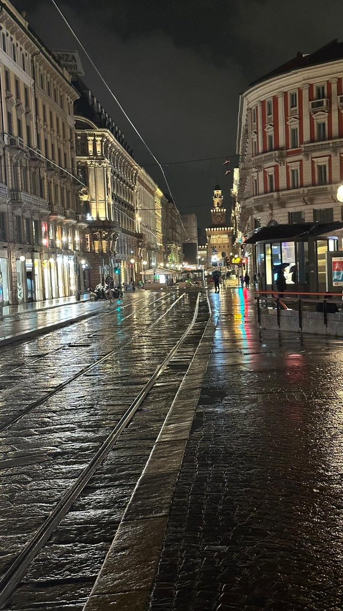 Dans la rue et sous la pluie... #Milano #rain #derby 📷gilver photography