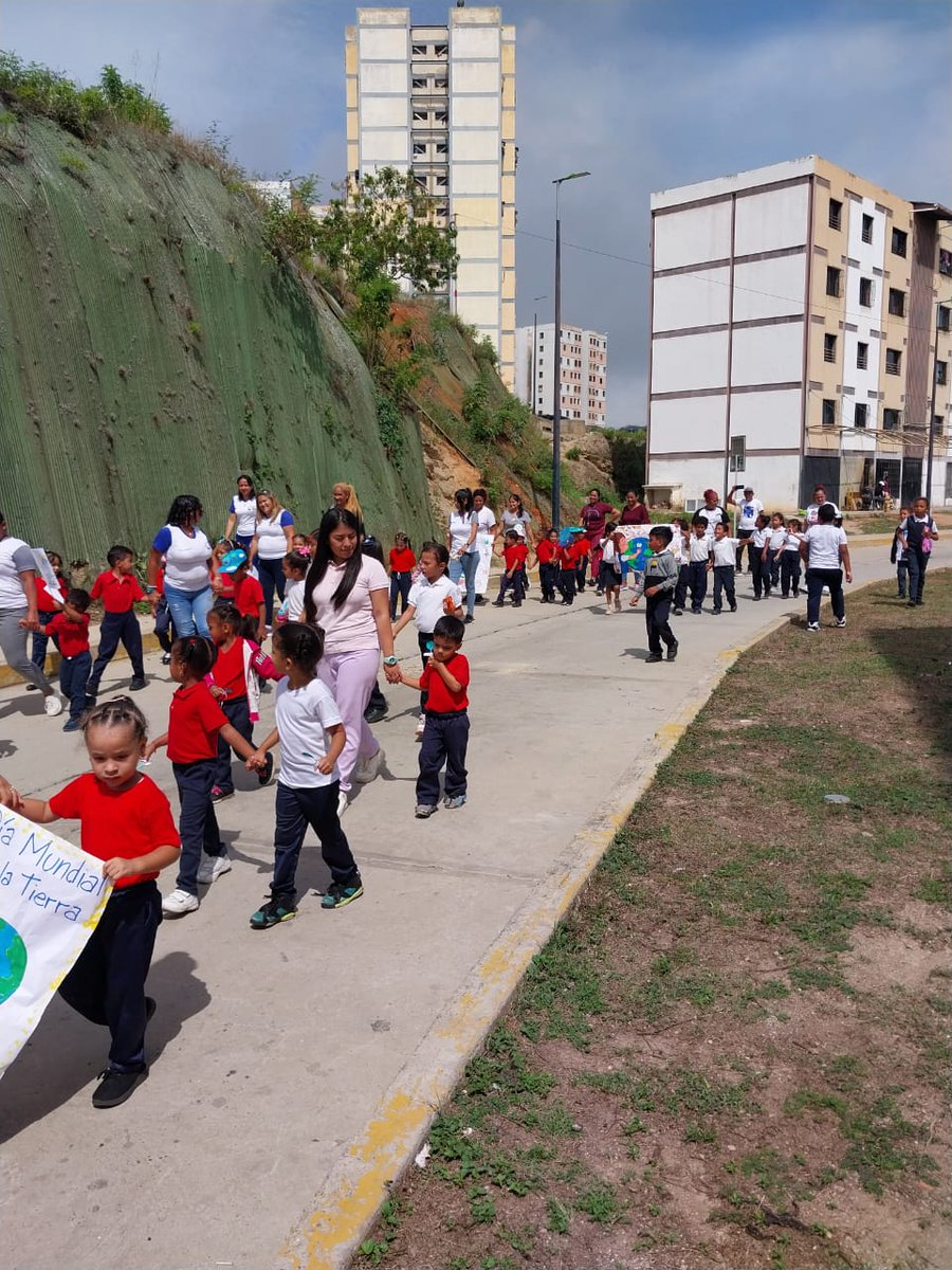 CeinAndresBello's tweet photo. Caminata por el día Mundial de la Tierra, realizamos un recorrido por el Sector 2 @MPPEDUCACION @CDCECaracas @cdcectraheroica https://t.co/sZWqVI8MTt