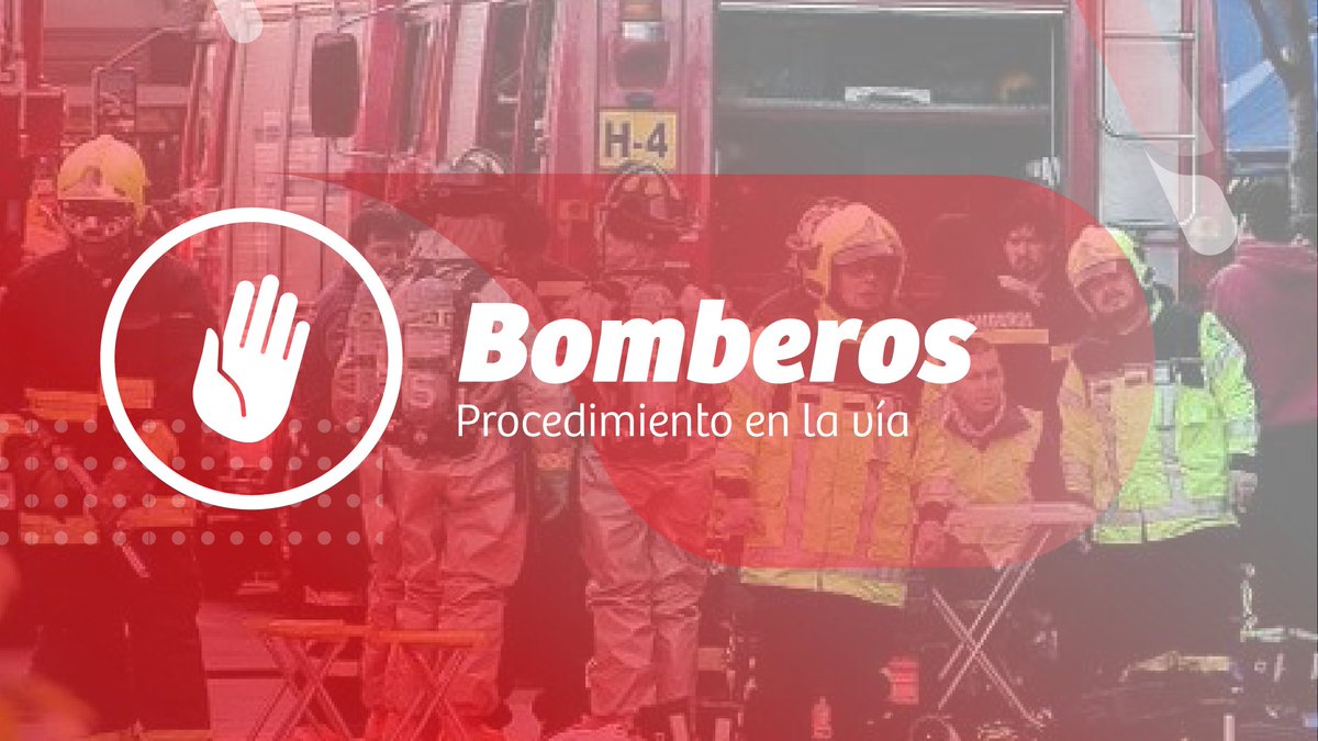 Ahora (12:41) restricción de pista en 21 de Mayo, altura Ismael Valdes Vergara en la comuna de #Santiago, debido a procedimiento de bomberos por emanación de humo en cámara subterránea. Precaución