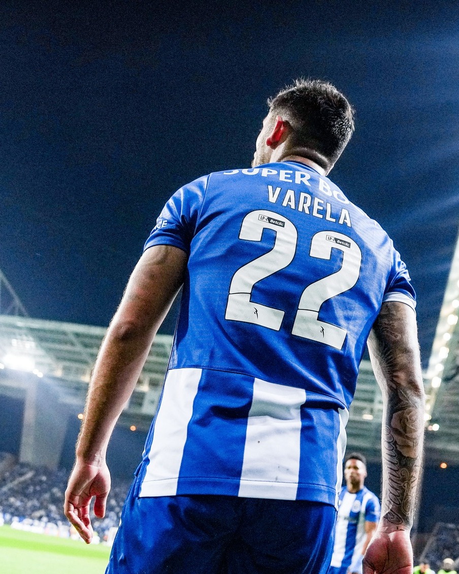 O meio-campista Alan Varela (22) do Porto foi oferecido ao FC Bayern e está na lista! Bayern acompanhando seu desenvolvimento. Varela é interessante para os Bávaros, mas não é um alvo importante no momento. Contrato válido até 2028 🇦🇷 [@Plettigoal]