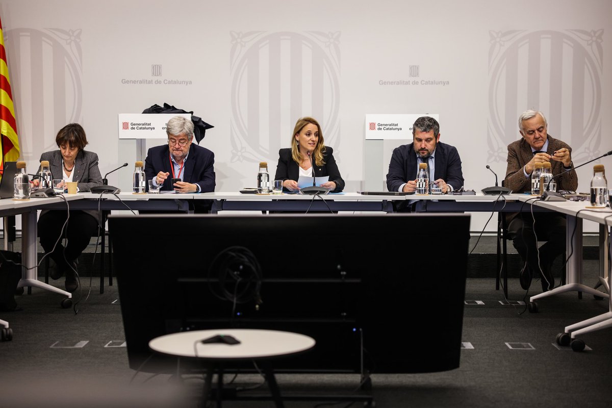 economiacat's tweet photo. 📸 La consellera @nataliamasguix ha presidit la darrera reunió del Consell Assessor en Política Econòmica de Catalunya (#CAPEC) de la legislatura.
Al llarg d'aquestes trobades amb el grup d'experts, s'han abordat qüestions d'àmbits diversos de la política econòmica del @govern. https://t.co/3hAol1kag7