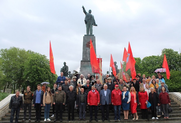 1917CCCP2's tweet photo. Rusya Federasyonu-Kırım Cumhuriyeti
Yüce Lenin'in 154. yaşı Sevastopol'da Komünistler tarafından anıtına çicekler koyularak kutlandı!
“Devrimci teori olmadan,devrimci bir hareket olamaz.”
#Lenin154 #Lenin154Yasında https://t.co/uu99uU3A5U