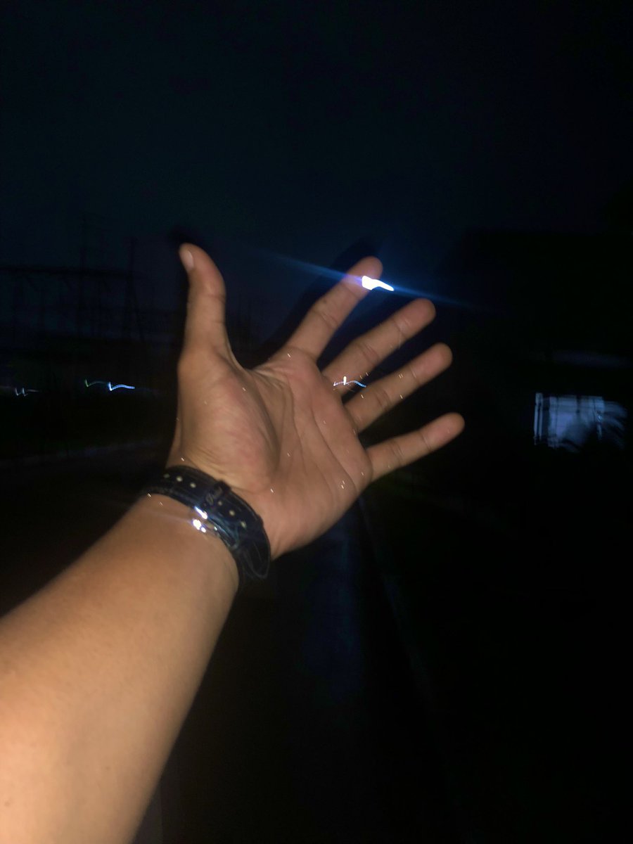 ddyaditya's tweet photo. Entah siapa yg akan mengenggam dan menarik tangan ku di saat aku jatuh https://t.co/nx4lhon1Wj