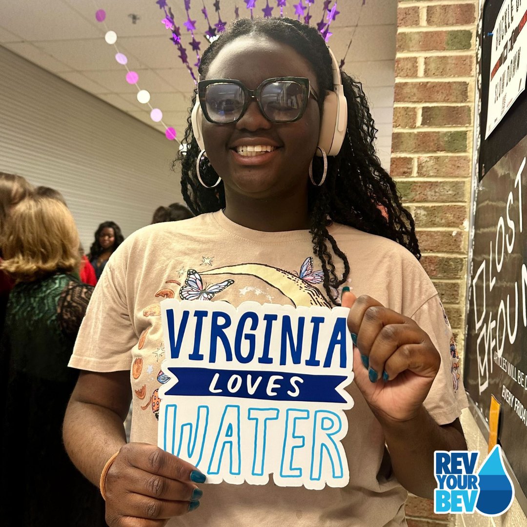 Students at @TabbHSTigers showing us how much Virginians 💙 water! They wrote messages about what #RevYourBev's policy means. @revyourbev isn't just about hydrating with water; it empowers us to be the healthiest we can be! 🫶🏽#YStreetMovement @healthyyouthva @thsdecaofficers
