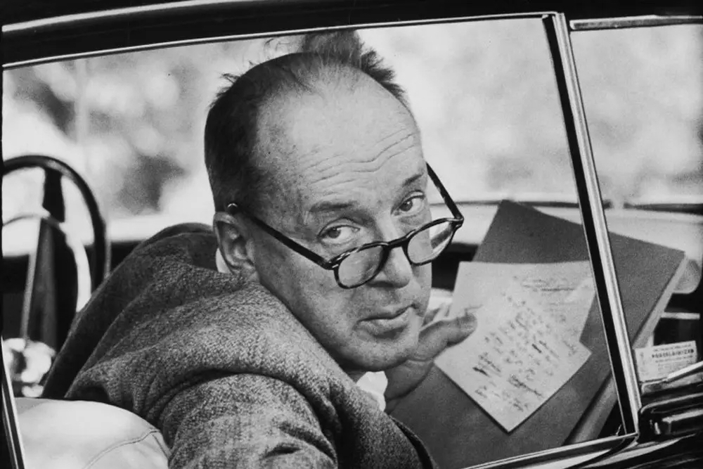 125 years ago #OTD Vladimir #Nabokov, one of the 20th century's most influential writers was born in St Petersburg. Following his departure from #Russia Vladimir Nabokov stayed in London for a few months in 1919. He then went on to spend three years in Cambridge studying