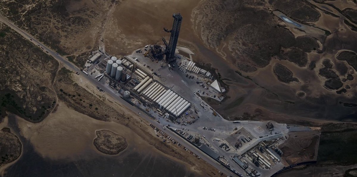 Voy a hacer un pequeño hilo repasando como va la cosa por #Starbase y cual es el estado actual de los trabajos de construcción y mejora de las infraestructuras más importantes gracias a las increíbles imágenes aéreas de @RGVaerialphotos!!!
#SpaceX
🧵