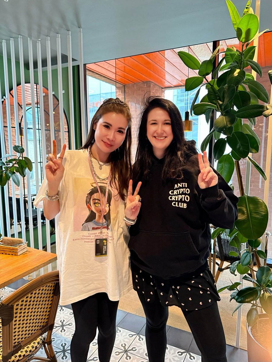 🌟 Just met the incredibly inspiring @JenniferChengLo ! Making @BananaConfXYZ epic! 🚀❤️‍🔥You rock, girl 🥳🙌🔥