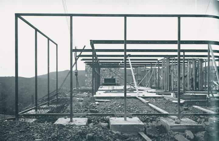 Construction of the steel frame in Craig Ellwood’s house #16 (1951) ...as published in Arts and Architecture...
#architecture #arquitectura #construction #CraigEllwood #Ellwood 
en.wikipedia.org/wiki/Craig_Ell…