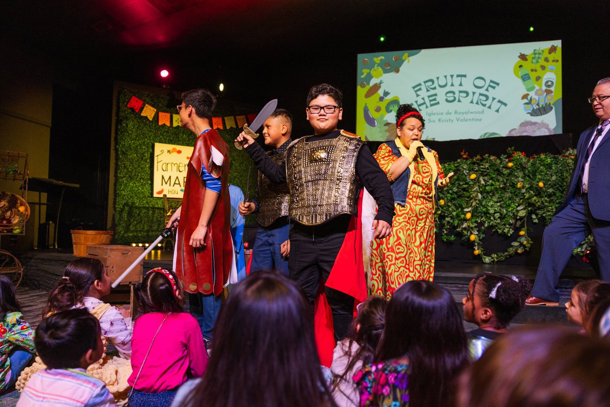 IglesiadeRW's tweet photo. La Hna. Kristy dando la lección con ilustraciones y dramatización sobre lo que es tener el fruto del Espíritu. #royalkids https://t.co/LNpS07ys06