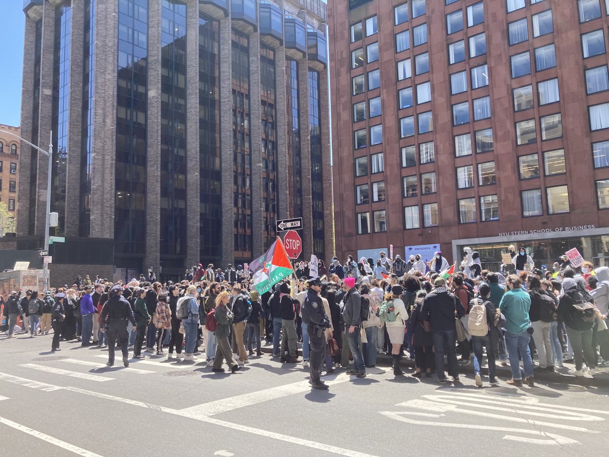 The protest against the #Gazagenocide at #NYU is growing in numbers as admin has called in #NYPD to block access to the solidarity encampment, including for NYU faculty.
