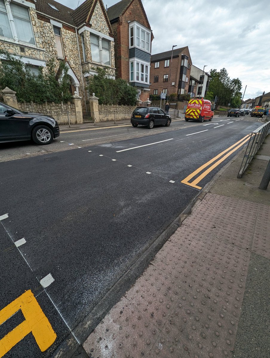 🚧 Emergency resurfacing of Luton Road junction with Castle Road, Chatham, completed today. ℹ️ Medway Council's full list of roads earmarked for resurfacing can be found here: medway.gov.uk/info/200249/ro… @MedwayHighways