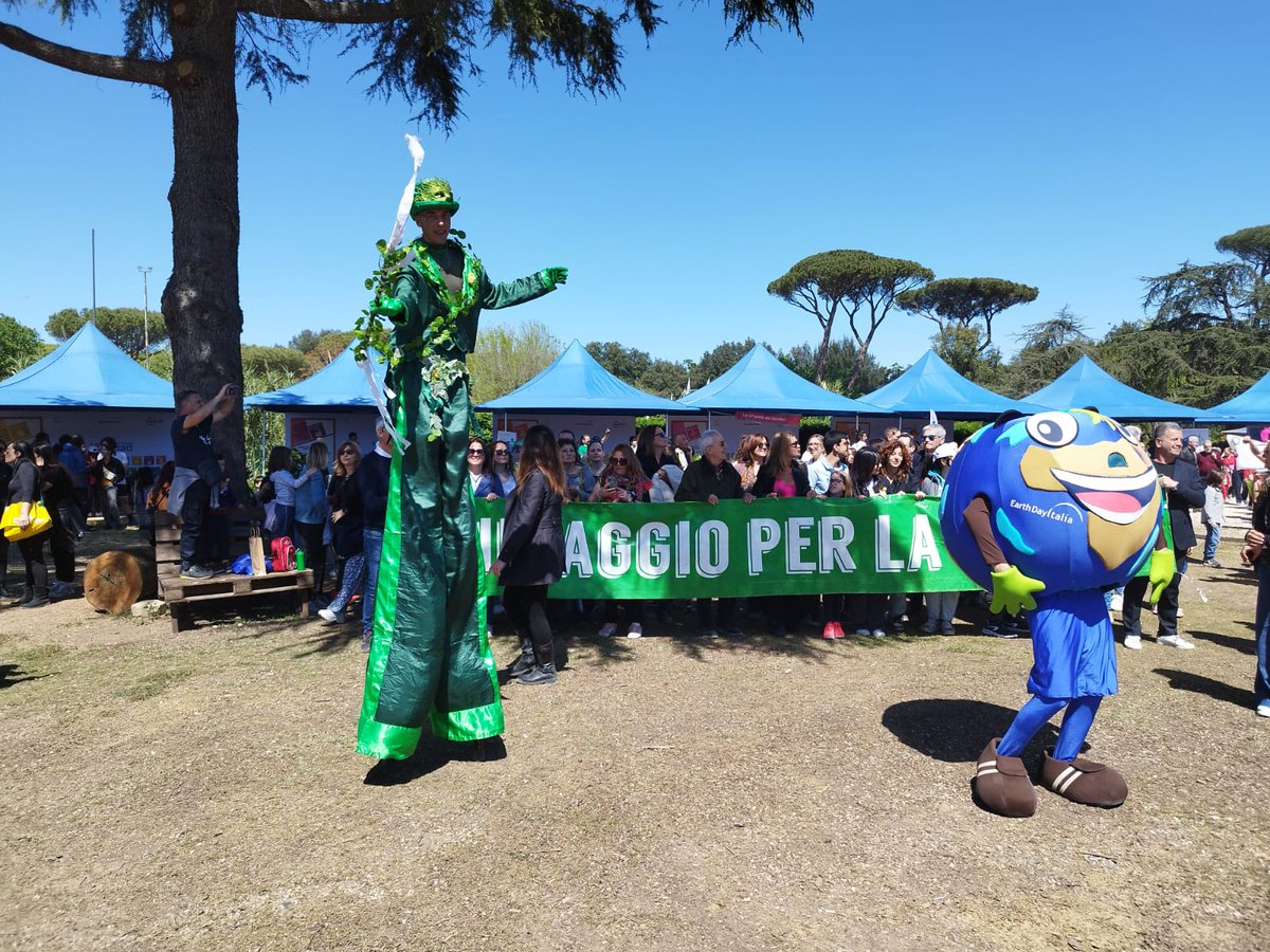 'Una delle prime condizioni di felicità è che il legame tra l'uomo e la natura non si rompa.' Leo Tolstoy 🌍Una grande festa per celebrare l'#EarthDay2024. #GiornataMondialeDellaTerra #onepeopleoneplanet #planetvsplastics2024 @EarthDayItalia @Roma