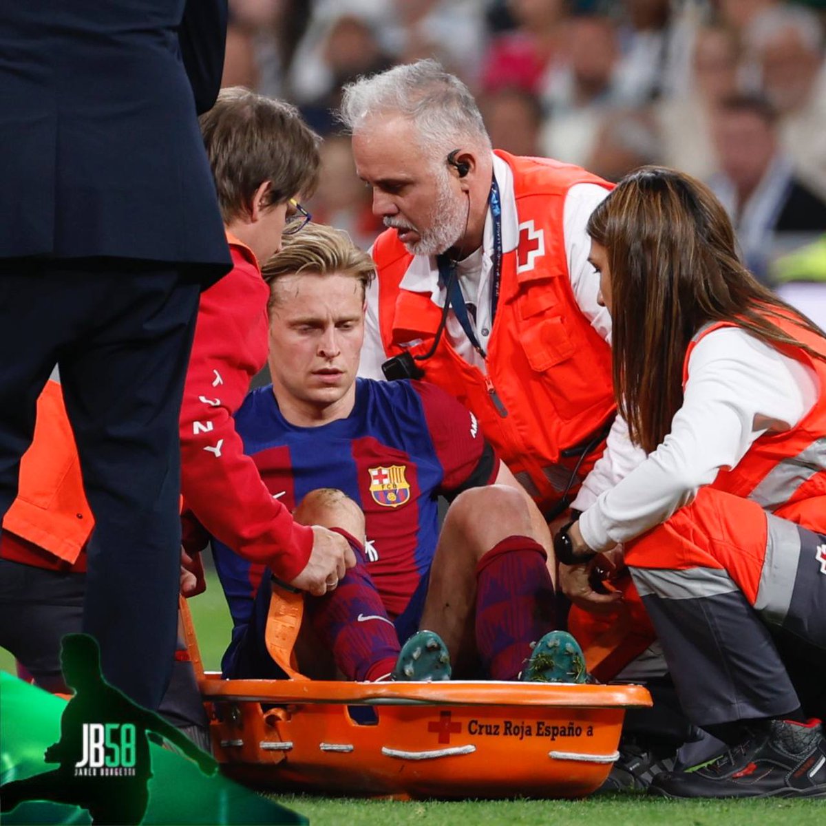 Es oficial. 🤕 Barcelona compartió mediante redes sociales el parte médico de Frenkie De Jong. El mediocampista sufrió un esguince de segundo grado en 'El Clásico' y tardaría como mínimo cinco semanas en recuperarse, por lo que se despide en automático de la temporada.