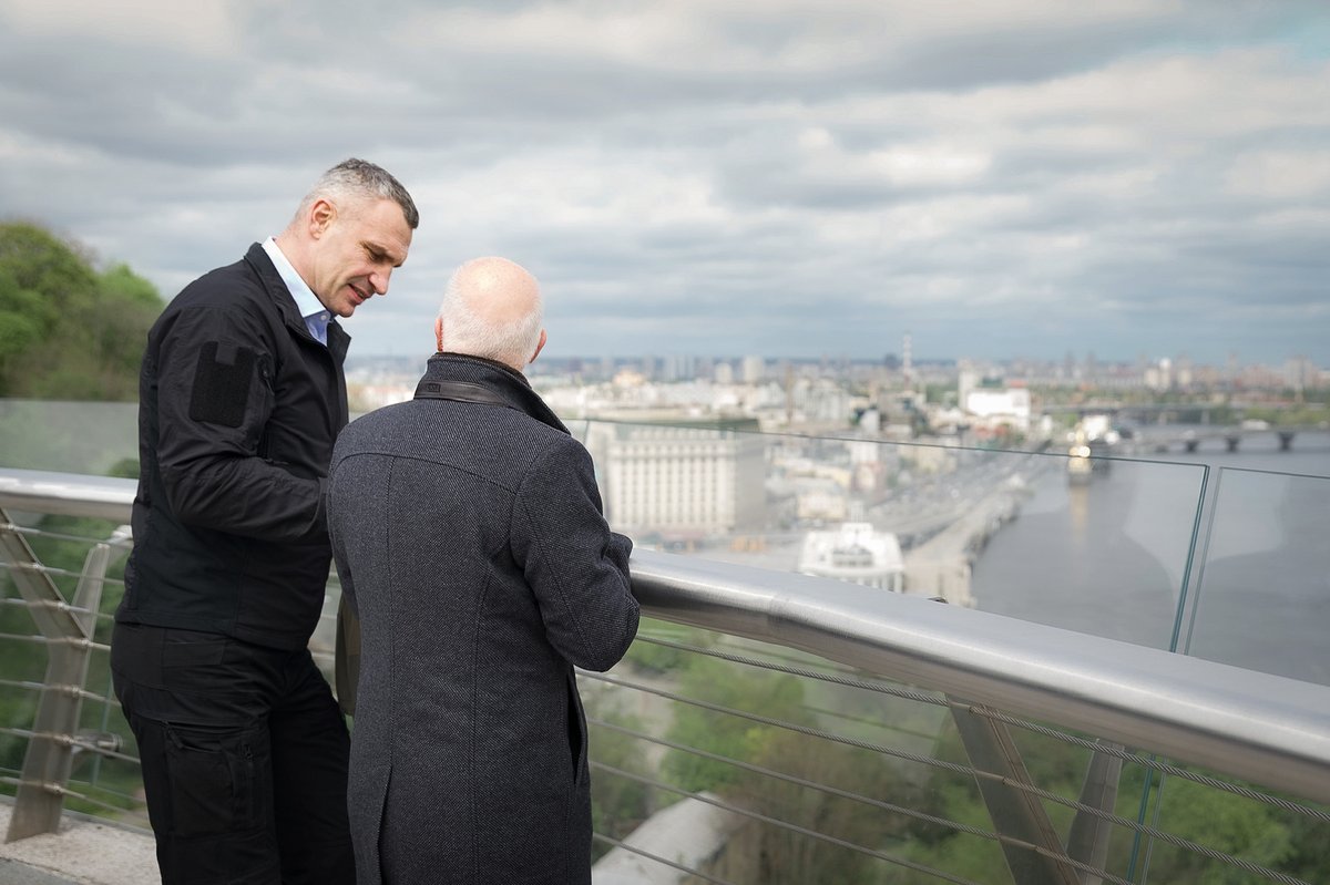 Hamburg steht fest an der Seite der Menschen in der Ukraine. Wir leisten humanitäre Hilfe und unterstützen bei der Aufrechterhaltung der Versorgung. Mit @Vitaliy_Klychko und Wladimir @Klitschko habe ich über die konkreten Bedarfe der ukrainischen Hauptstadt gesprochen.