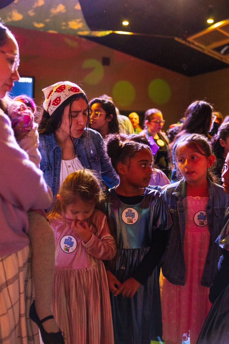 IglesiadeRW's tweet photo. Este es el resultado del día del niño. El altar lleno, hermoso ver niños tocados, lágrimas de gozo. Sin palabras! Dios es bueno. #royalkids https://t.co/u6kjipIcP7