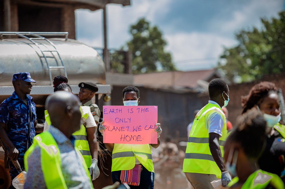 As we celebrate #EinsteinRisingAt8, we spent International Mother #Earth Day 2024 with other partners cleaning the streets of Nsangi Town Council along Masaka Road.

#EarthDay #EinsteinRisingAt8 #PlanetVsPlastics
#CommunityCleanup #Sustainability
#BeatPlasticPollution