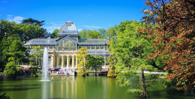 Madrid, reconocida como 'Ciudad arbórea del mundo', ofrece en El Buen Retiro un oasis de 125 hectáreas con zonas verdes, deportes, paseos en barca y arte. ¡Un lugar perfecto para escapar de la rutina! 🌳 #Madrid #Sostenibilidad #VisitaMadrid
