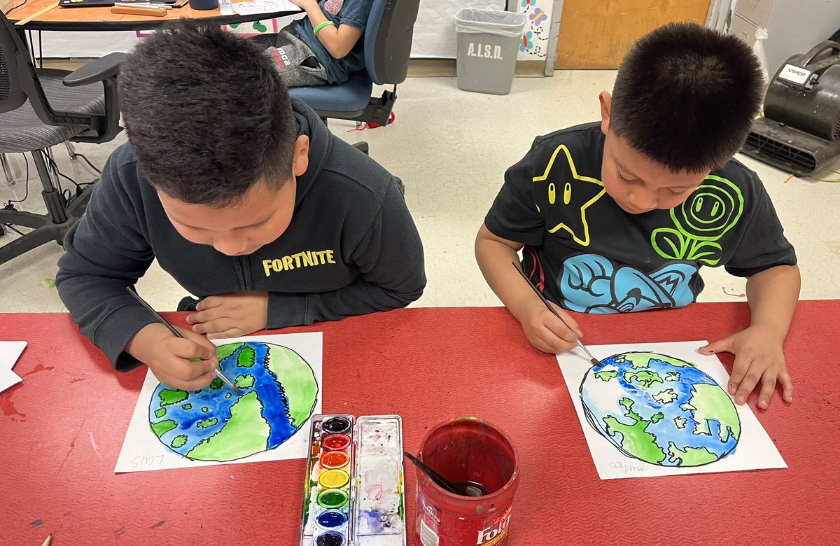 Happy Earth Day! 🌎 3rd graders are practicing their observational drawing skills! 😁 @LinderEagles @AISDArts