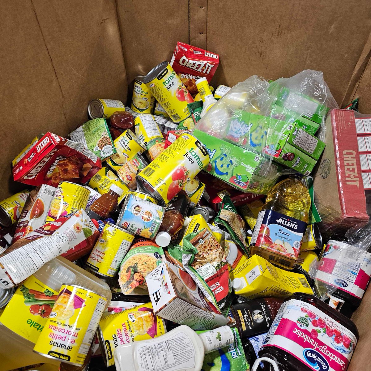 InsideGuidewire's tweet image. Applauding the immense spirit of our Canada team🇨🇦 who recently partook in a #GuidewireGivesBack event to support @FoodBanksMissi.

A team of 12 volunteers spent the day sorting enough food to provide 5980 meals for those in need of this service!🌍 👏

#InsideGuidewire