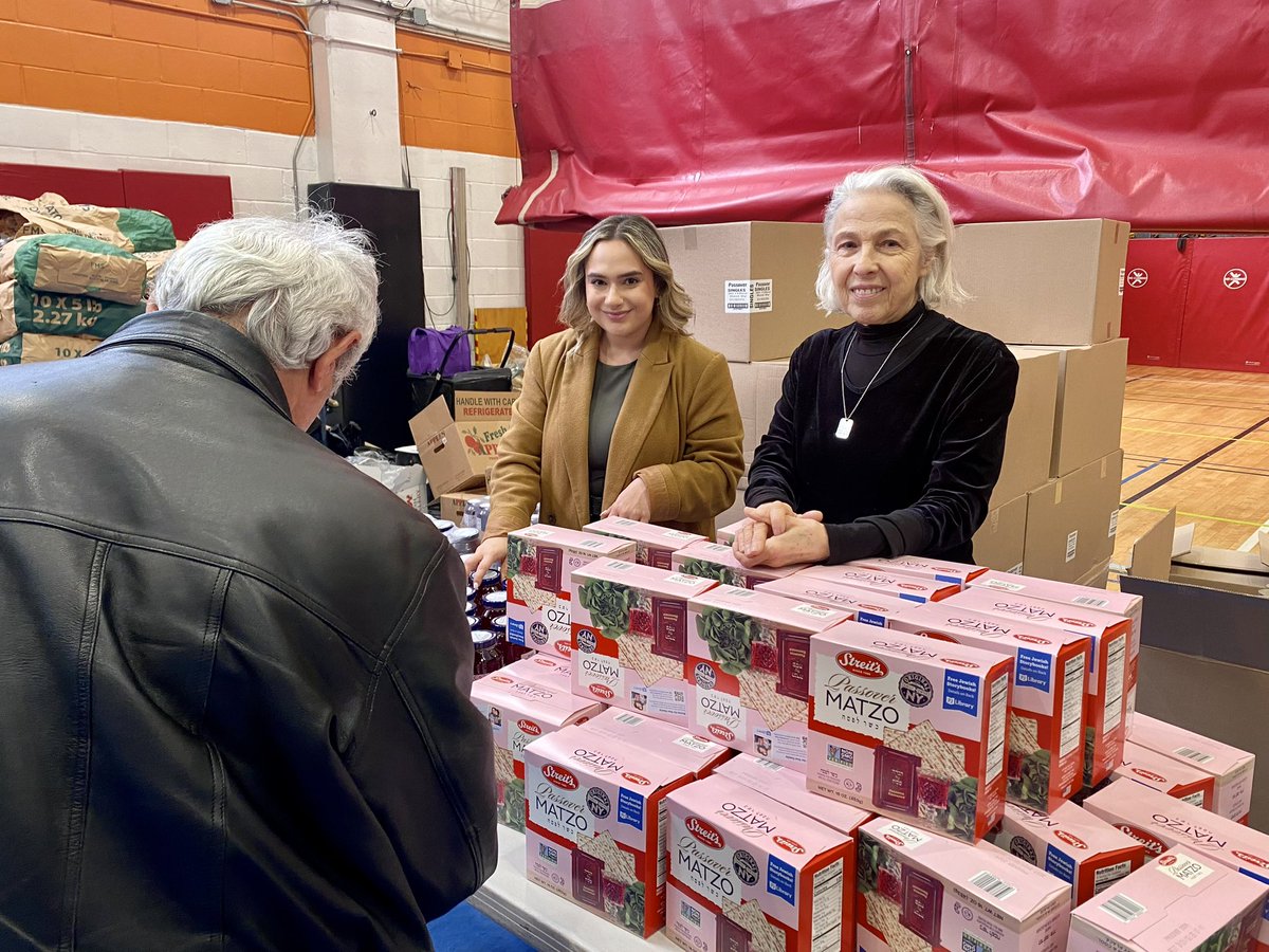 Thank you to @MetCouncil for sponsoring a pre-Passover food distribution at @KingsBayY. Our office was glad to join volunteers in distributing food (including delicious borscht & matzah!) to hundreds of our neighbors ahead of this week’s holiday.