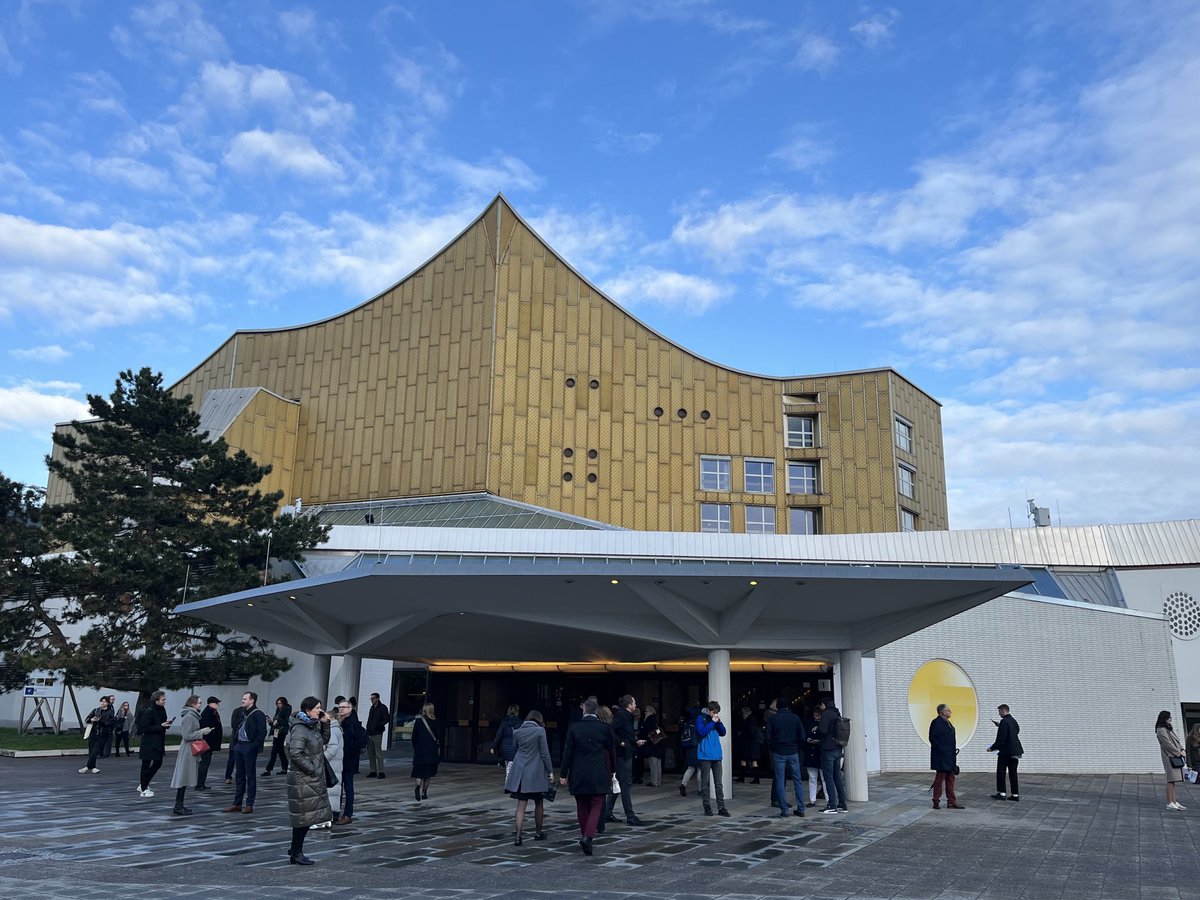 Back to Das Gespensterschloss … Not tonight the ghost of Karajan but happily haunted instead by Moniuszko – after all, he studied in Berlin and had his first works published in the city. This evening Poznań Opera @operapoznan performs Straszny Dwór (The Haunted Manor) here.