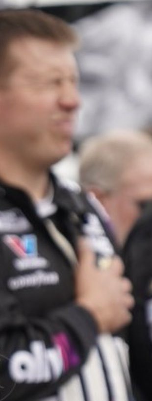 HobsonBrake's tweet photo. @Alex_Bowman @allyracing @TeamHendrick 😂 https://t.co/AMPbH2BAO1