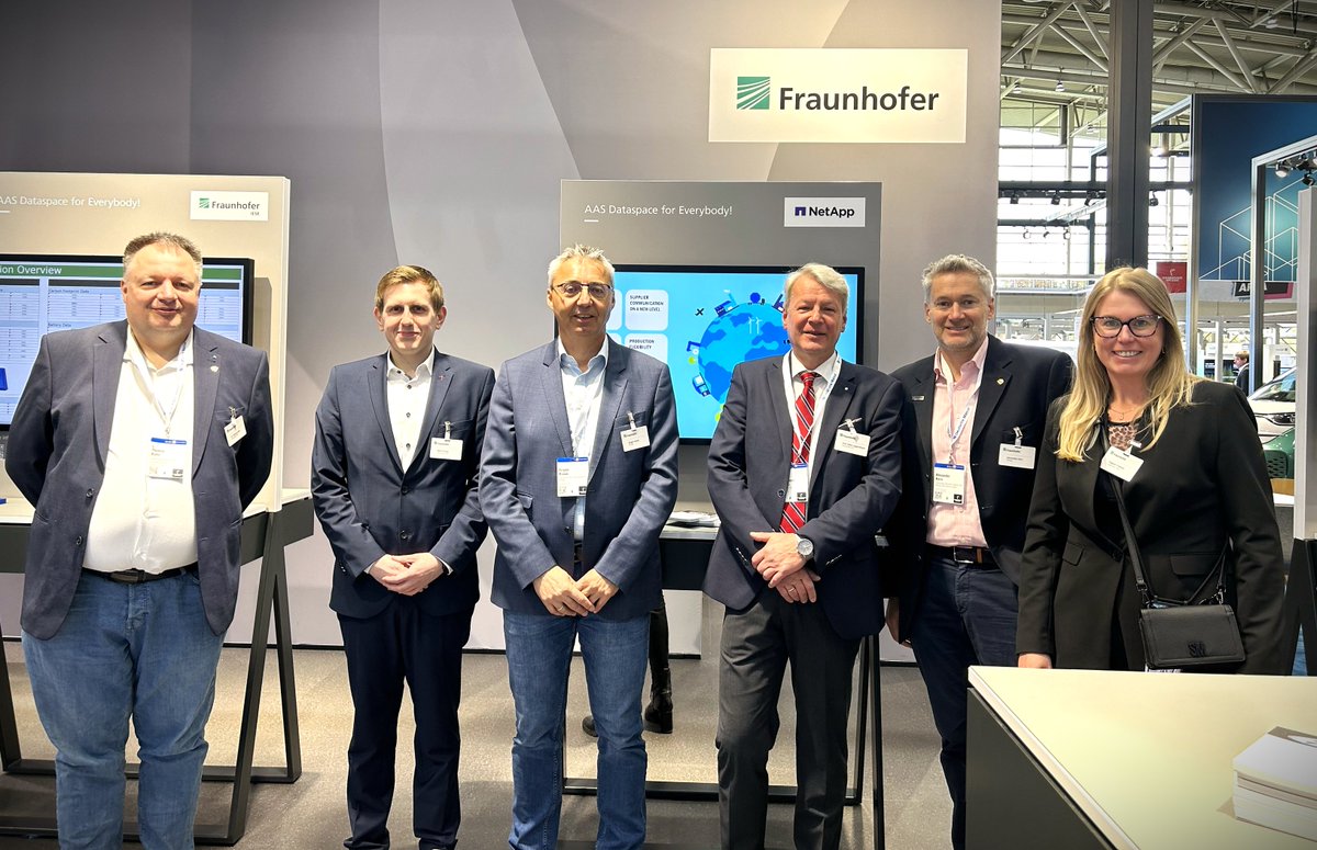 Heute Morgen öffnete die @hannover_messe ihre Tore!🎉 Wie es die Tradition will, sind natürlich auch wir, das @FraunhoferIESE (und unsere Kollegen von @NetApp, Congatec und der IDTA), vor Ort (Halle 2 | B24)! Mit dabei war heute auch Prof. Hanselka (Präsident, @Fraunhofer).