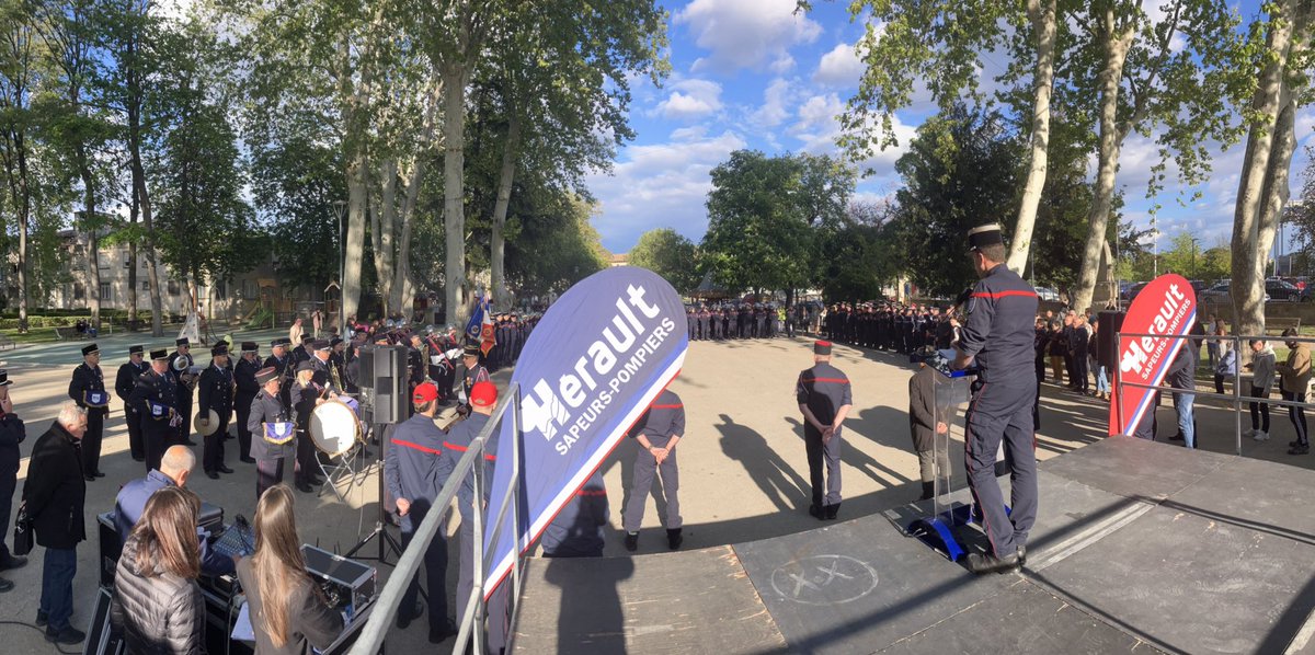 PompiersHerault's tweet photo. #InstantT|| A @VilleLunel Parc Jean Hugo les sapeurs-#Pompiers de l’#Hérault sont réunis autour du Contrôleur général Éric FLORES Chef de Corps 🇫🇷 pour la cérémonie de passation de commandement entre le commandant Jean-Christophe HEISCH & le lieutenant Fabrice BOURGADE https://t.co/Gk3KvXcYAO
