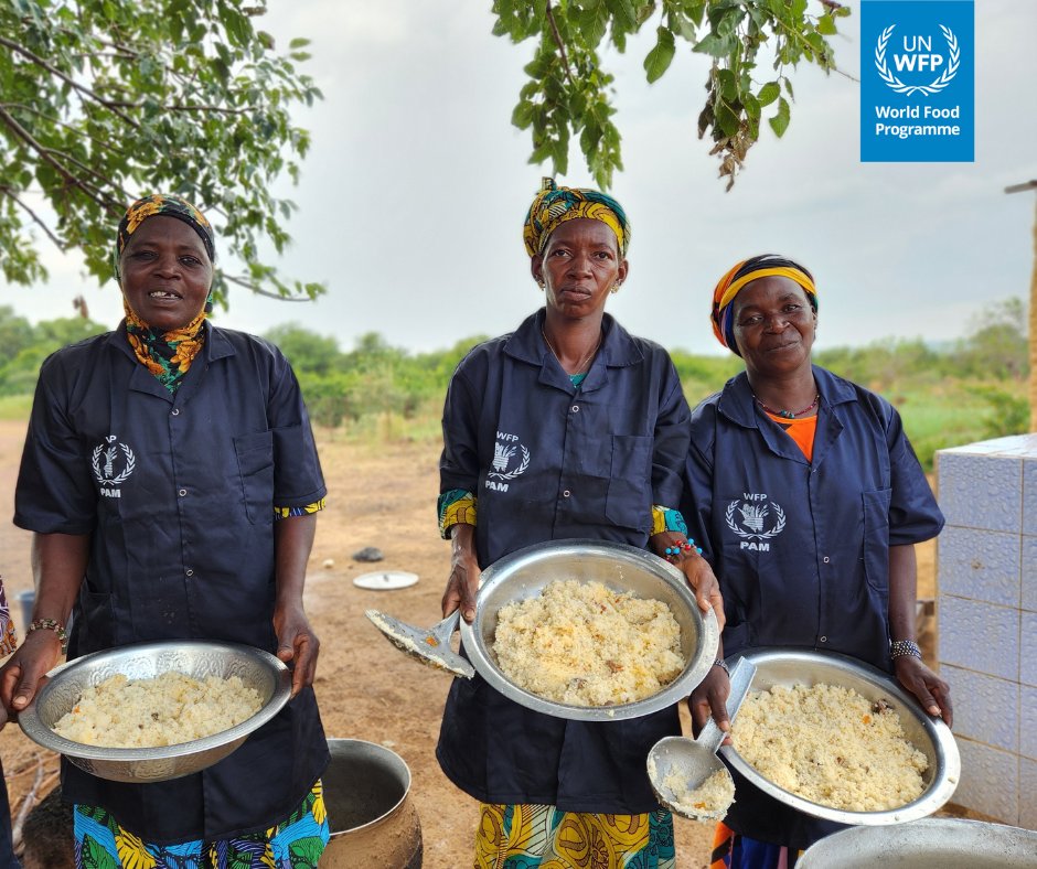 #Mali 🇲🇱 <a href="/WFP/">World Food Programme</a> and partners invest in children's future🏫through school🍚 meals. 

✨Local women provide an essential contribution as cooks, dedicated to nourish their children's🧠minds. 

💪Their commitment ensures schoolchildren📚 eat daily healthy🥕meals.

#WomenForFoodSecurity
