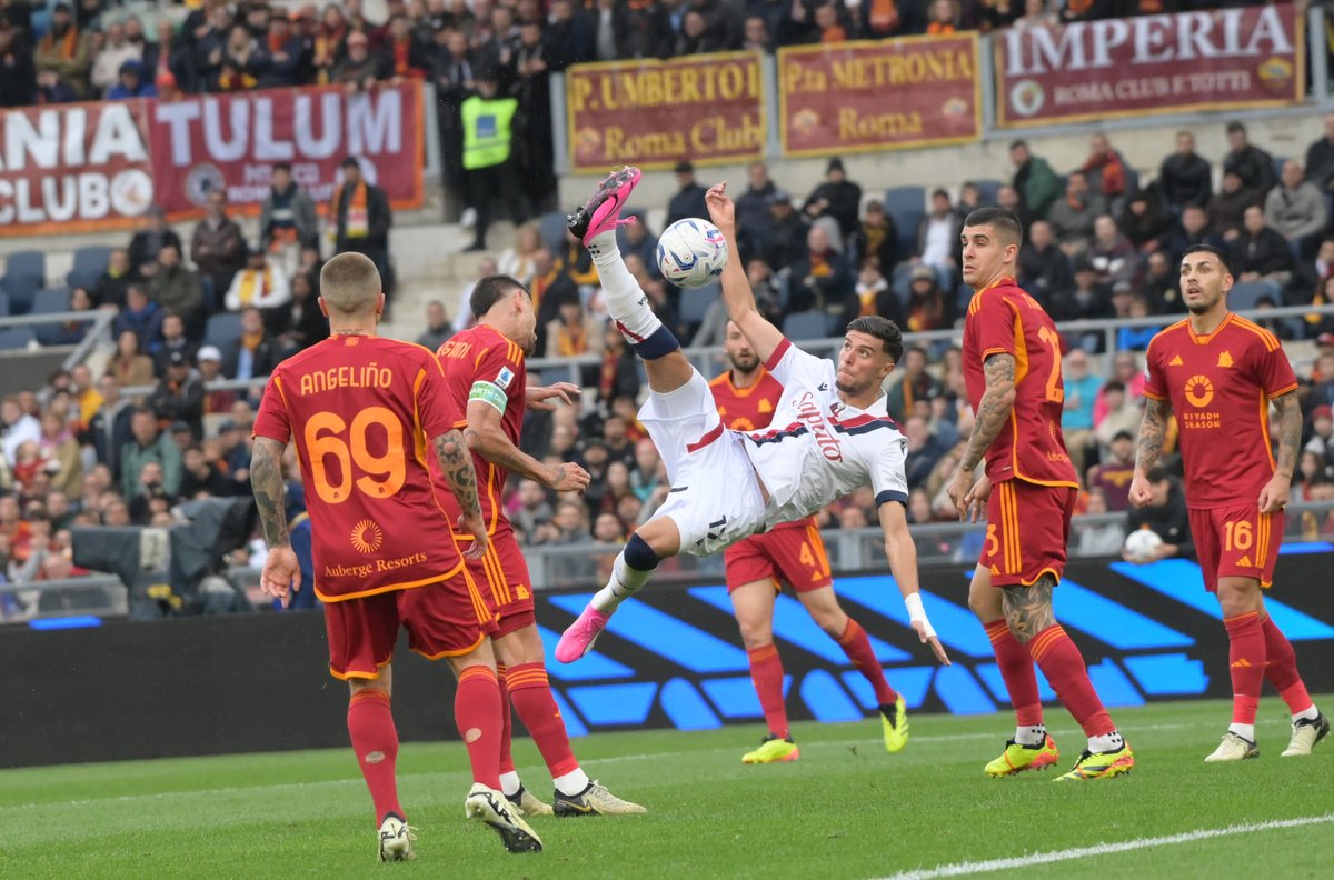 BolognaFC1909en's tweet photo. 🚲➡️✋➡️💪

#RomaBologna #WeAreOne https://t.co/OTaiUNc3WF