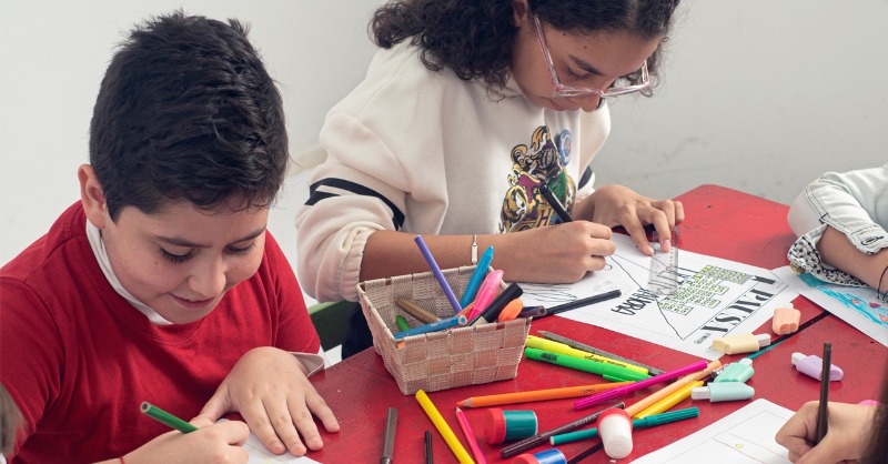 pausarevistauh's tweet photo. Los niños de Mapa: Abriendo Caminos tomaron la tapa y armados de lápices, colores e imaginación, crearon el concepto que rodea esta edición.
Junto a @magacacerespy y Catalina Bautista, cofundadoras de la oenegé, te invitamos a sumergirte en el mundo del juego.