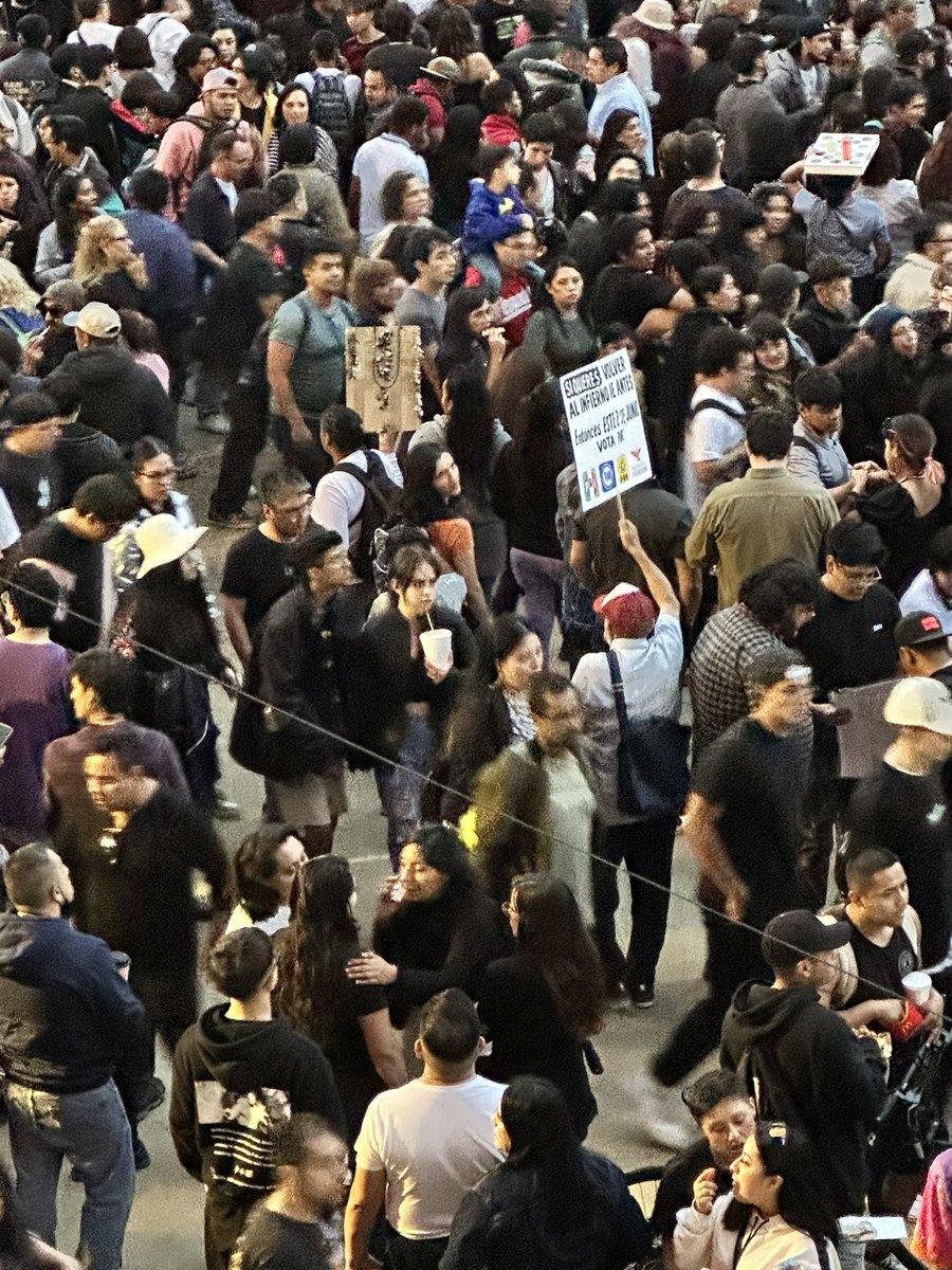 Qué hueva que <a href="/PartidoMorenaMx/">Morena</a> no deje pasar una. En el concierto de <a href="/Interpol/">Interpol</a> mandaron a gente mayor a “hacer campaña” cuando la banda va a disfrutar. Anexo imágenes. Cc <a href="/CiroGomezL/">Ciro Gómez Leyva</a> <a href="/CarlosLoret/">Carlos Loret de Mola</a> <a href="/AristeguiOnline/">Aristegui Noticias</a>