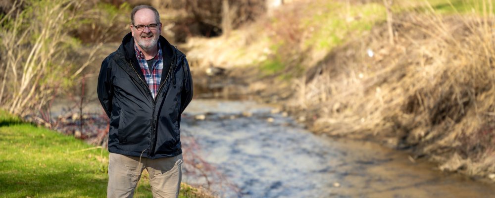 🌎Happy #EarthDay! 🌊Doug Mulholland co-created the Flowing Waters Information System, which has DECADES of data on flowing waters in Ontario. 🌱He discusses his research & the environment in our latest feature story: cs.uwaterloo.ca/news/decades-w… #UWaterloo #EarthDay2024