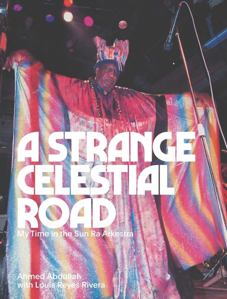 Ahmed Abdullah, trompetista que passou cerca de duas décadas ligado à Sun Ra Arkestra, traz seu testemunho daqueles tempos em nova biografia, 'A Strange Celestial Road: My Time in the Sun Ra Arkestra'. Leia sobre no FreeForm, FreeJazz freeformfreejazz.org/2024/04/memori… @BlankForms