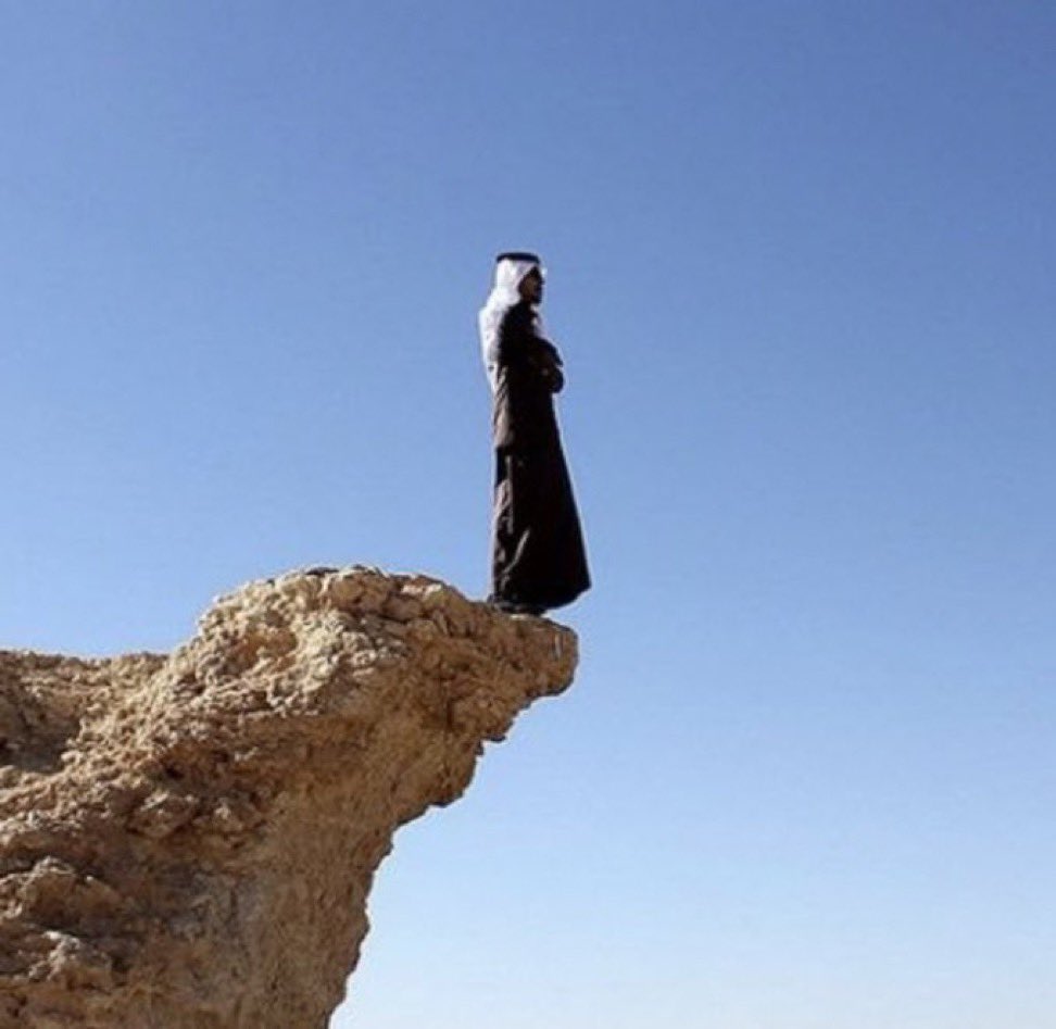 الشفّه اللي عقبها ساعة الموت
اللي تجيب الكارثه والمطمه

ماهي بشفة جادل ٍكنها التوت 
شفة حصاةٍ من على راس قمه

#فيصل_عياد