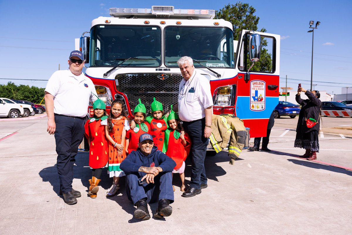 IglesiadeRW's tweet photo. Gracias al departamento de bomberos por alegrar a los niños con las sirenas, mangueras, fotos. Gracias al Chief de los bomberos Sr. Webb estar y respaldar este programa familiar! #royalkids https://t.co/mSYz8OKLPB